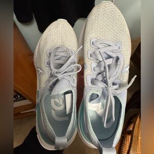 Nike women’s size 8 infinity react baby blue sneaker. Excellent condition